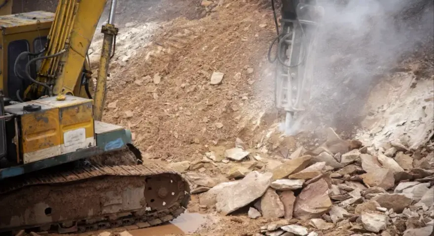 Ile kosztuje wyburzenie budynku gospodarczego? Sprawdź ceny i ukryte koszty