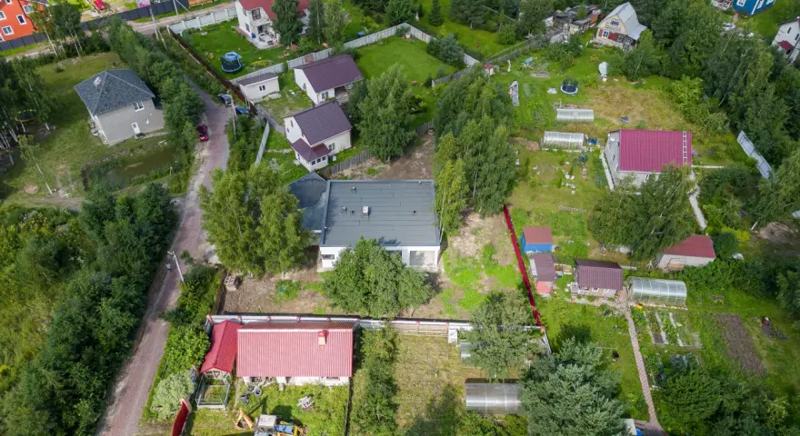 Działka z domami i szklarniami. Czy od 2026 roku państwo będzie mogło przejmować opuszczone nieruchomości na cele socjalne?