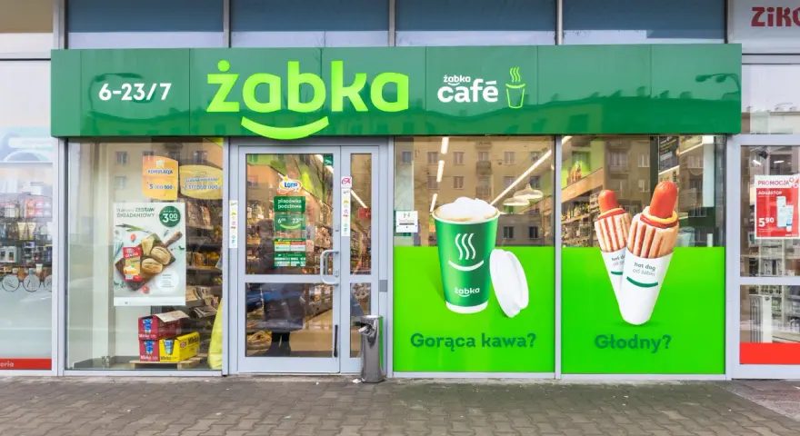 Sklep Żabka, czynny 6-23/7, oferuje gorącą kawę i hot dogi. Ile płaci Żabka za lokal? Tego nie wiemy, ale na pewno warto zajrzeć!