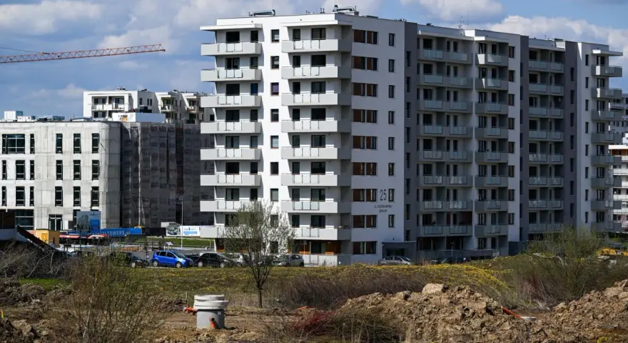 Nowe bloki mieszkalne. Kto musi wywiesić tabliczkę z danymi kontaktowymi przy wejściu do apartamentu na doby? Właściciel lub zarządca nieruchomości.