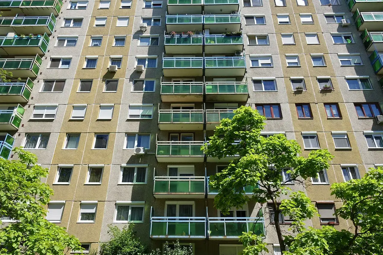 Bloki z wielkiej płyty, mimo swojego wieku, mogą być bezpieczniejsze od nowych apartamentowców, dzięki solidnej konstrukcji.