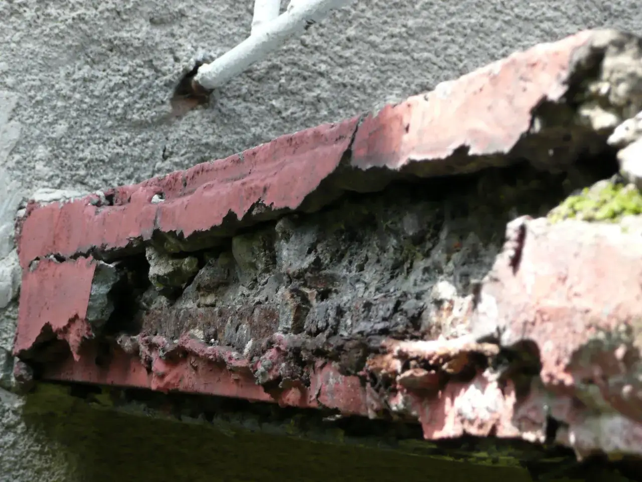 Zniszczony balkon w starym bloku budzi pytania: kto kontroluje stan techniczny balkonów w starych blokach po serii wypadków?