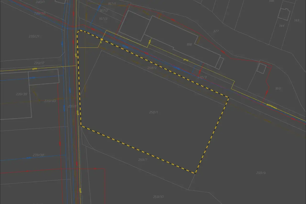 Mapa działki z zaznaczonym terenem pod dom. Określenie, ile arów pod dom jest dostępne, jest kluczowe dla planowania.