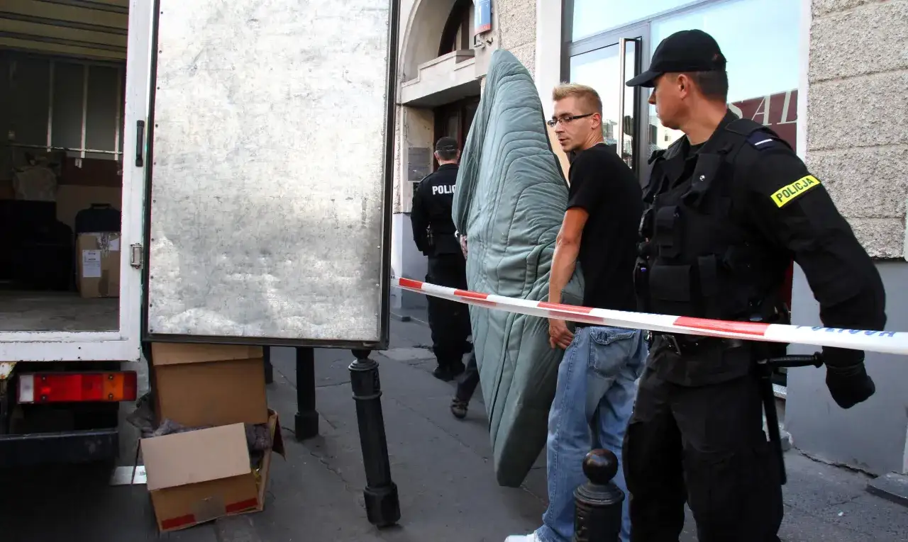 Policja asystuje przy eksmisji lokatora, który przestał płacić czynsz. W 2026 roku takie sytuacje mogą być jeszcze bardziej kosztowne.