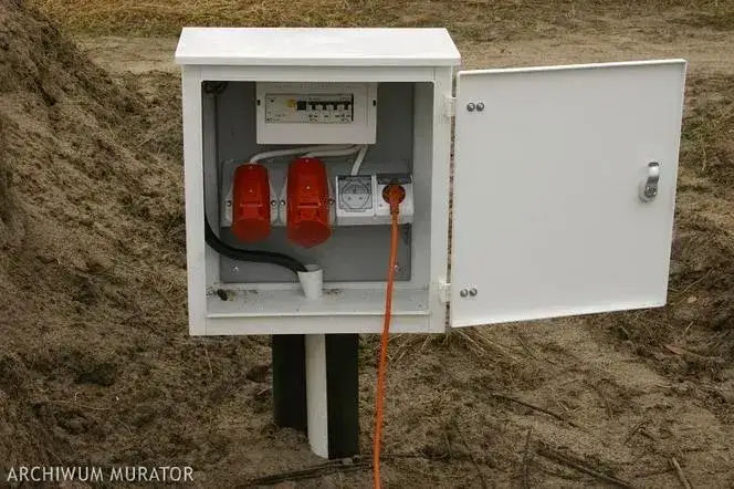 Zdjęcie Skrzynka elektryczna na działce i co dalej – uniknij problemów z prądem