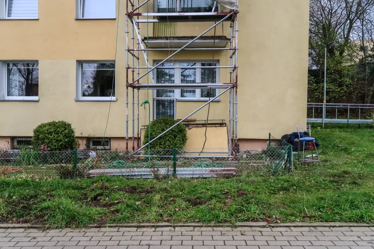 Rusztowanie przy żółtym bloku, gdzie kto kontroluje stan techniczny balkonów w starych blokach po serii wypadków?