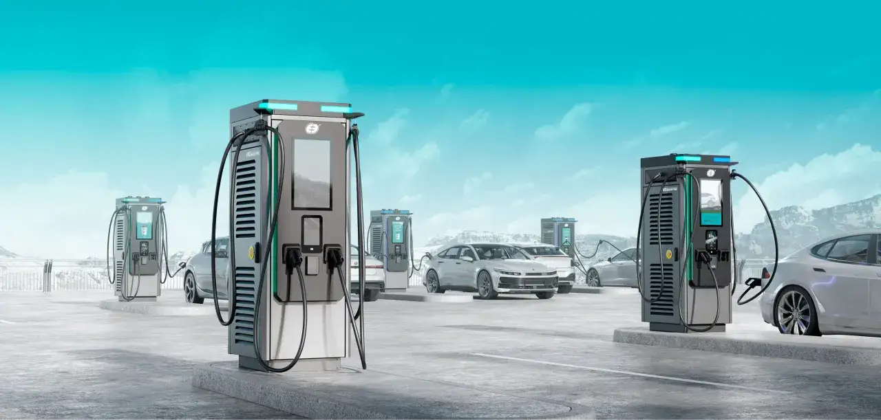 Nowoczesne ładowarki samochodów elektrycznych na parkingu, przygotowane na przyszłość, bo od września 2026 r. każdy blok musi mieć punkt ładowania aut elektrycznych.