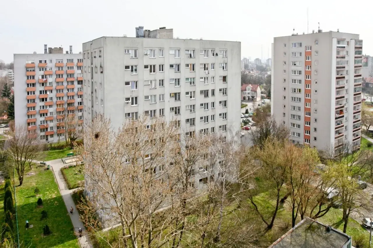Bloki z lat 70. na tle miasta. Czy wytrzymają kolejne 50 lat według najnowszych ekspertyz?