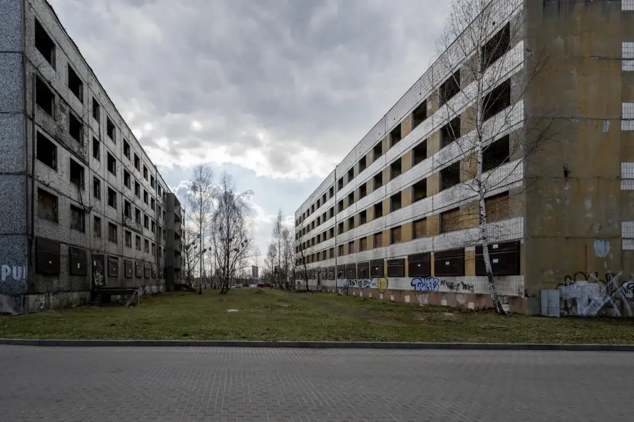 Opuszczone bloki mieszkalne, z pustymi oknami i graffiti. Czy od 2026 roku państwo będzie mogło wywłaszczyć pustostany na cele socjalne?