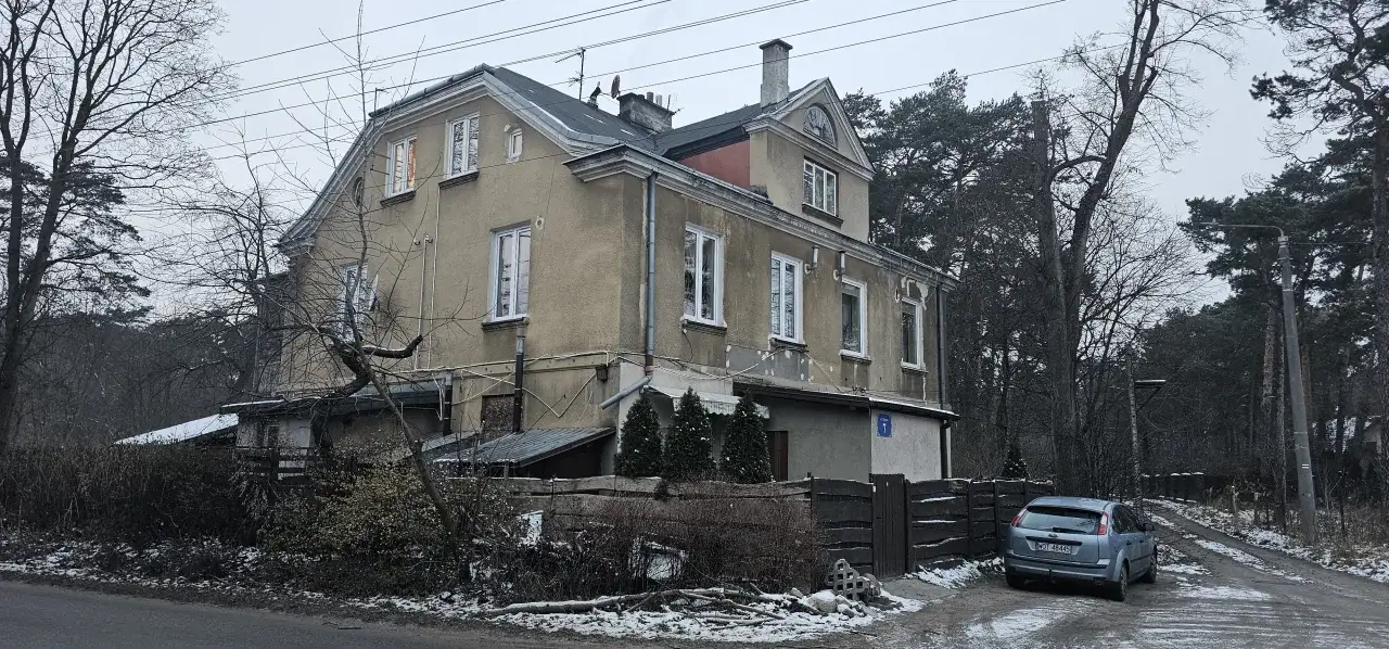Sekrety licytacji komorniczych luksusowych domów celebrytów pod Warszawą. Stary dom z widokiem na las, zimowy krajobraz.