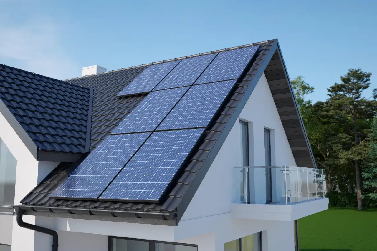 Nowe budynki od września 2026 będą musiały posiadać instalację fotowoltaiczną. Na dachu domu widać panele słoneczne, które zapewnią ekologiczne źródło energii.
