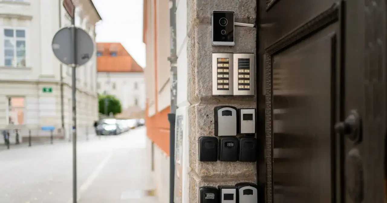 Domofony i skrzynki na klucze przy drzwiach kamienicy. Prawdziwe powody dla których samorządy chcą zakazać najmu krótkoterminowego w centrach miast.
