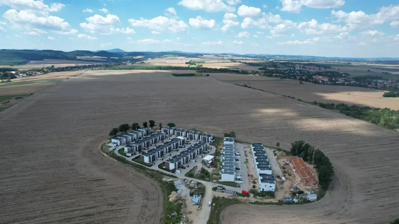 Nowe osiedle w środku niczego, budowane na polach. Tak wygląda patodeweloperka, przez którą mieszkańcy w 2026 r. masowo skarżą się na brak infrastruktury.