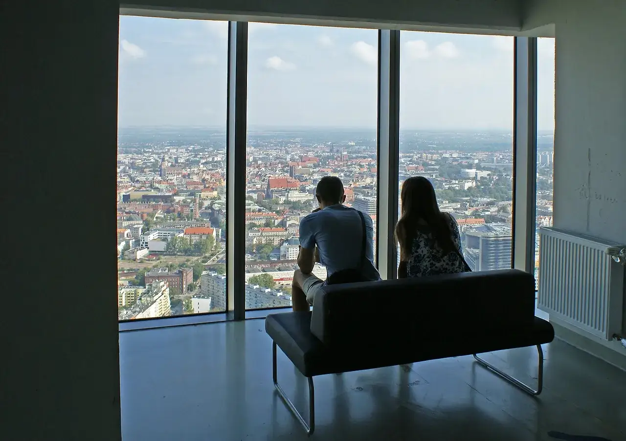 Para podziwia widok z okna, zastanawiając się, ile pięter ma SkyTower.