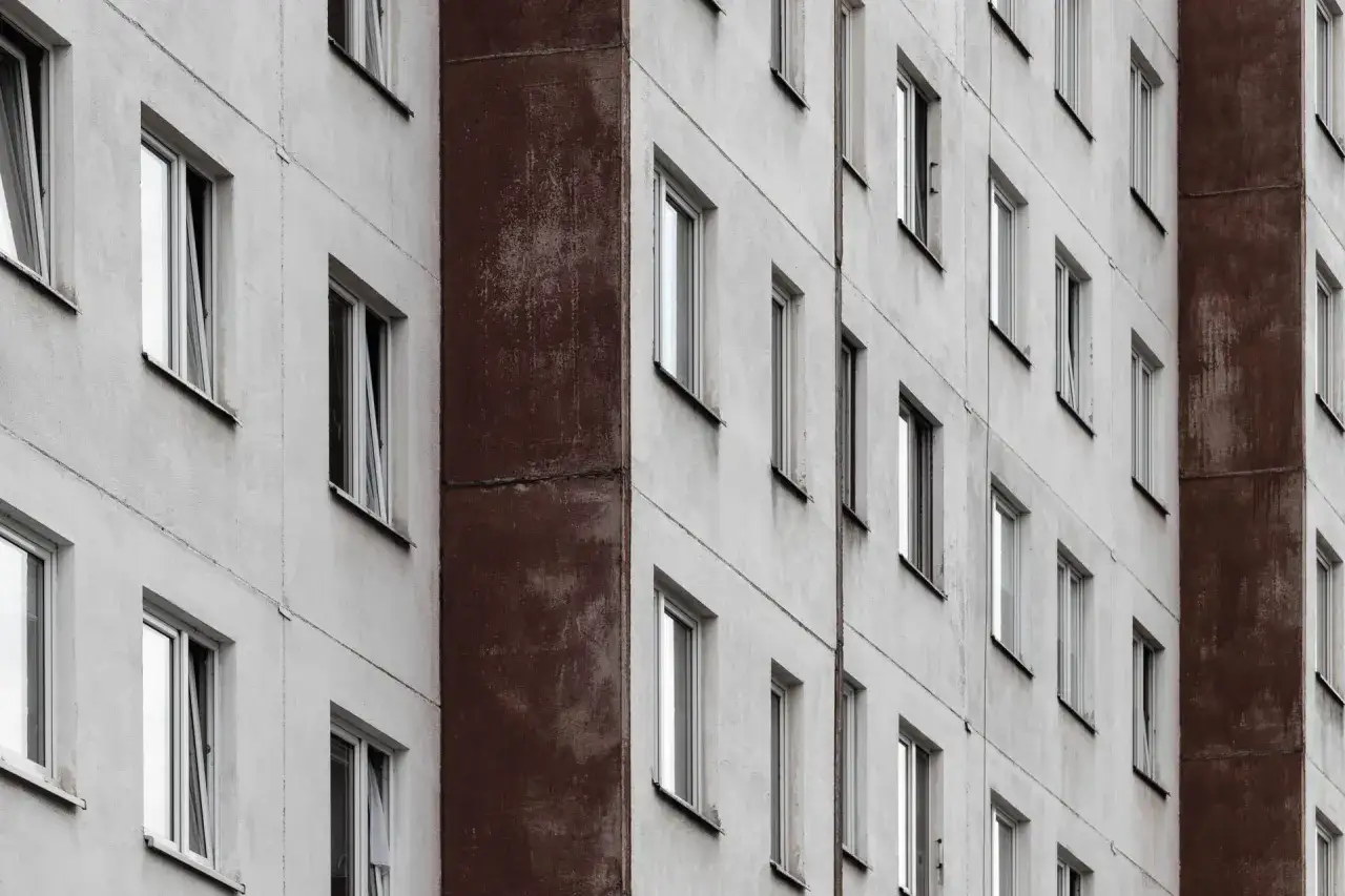 Szare bloki z lat 70. z licznymi oknami. Czy to powód, dlaczego banki zaostrzyły warunki kredytowania dla mieszkań w budynkach z lat 70.?