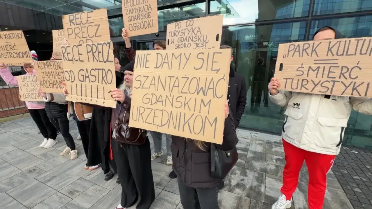 Protestujący domagają się zmian w polityce miasta, wskazując na prawdziwe powody dla których samorządy chcą zakazać najmu krótkoterminowego w centrach miast.