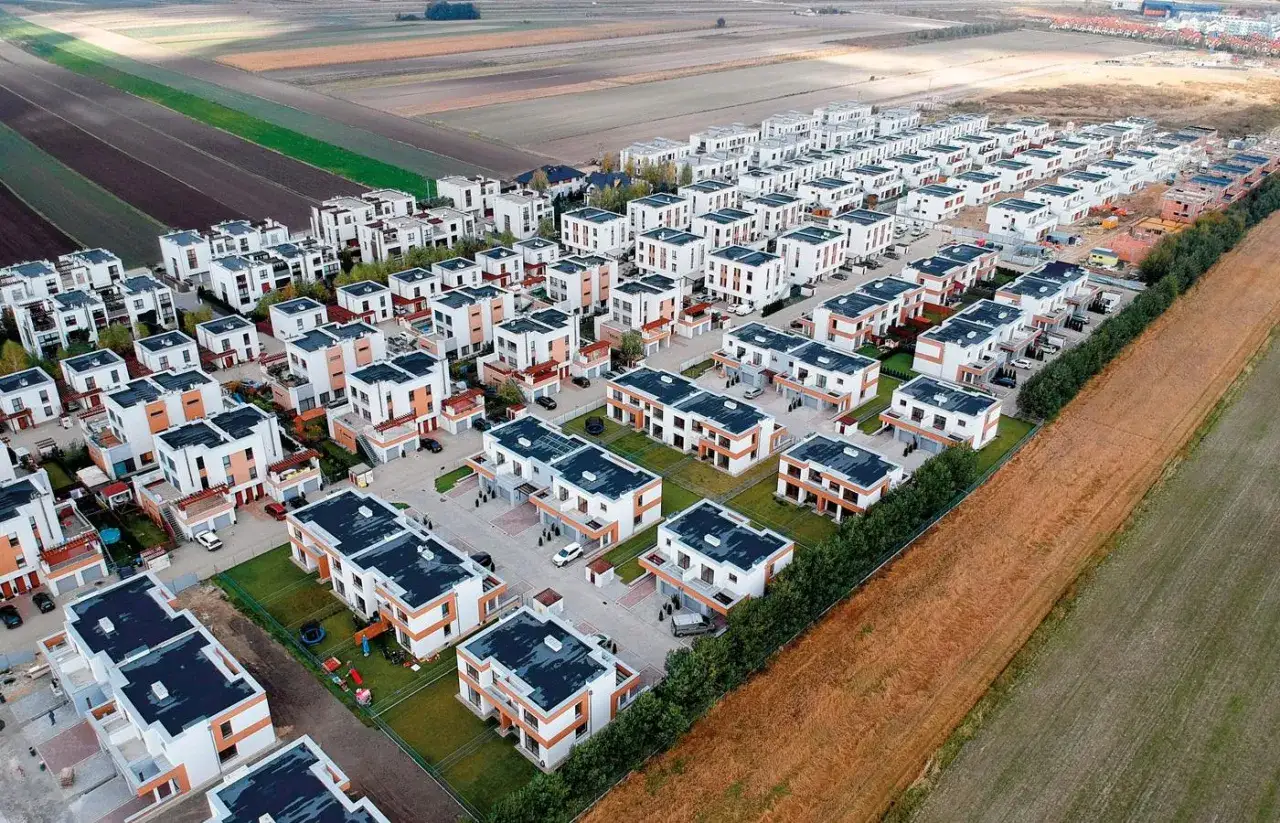 Masowe osiedla domów jednorodzinnych, które w 2026 r. mogą być powodem skarg na patodeweloperkę: ciasno upakowane, z minimalną przestrzenią.