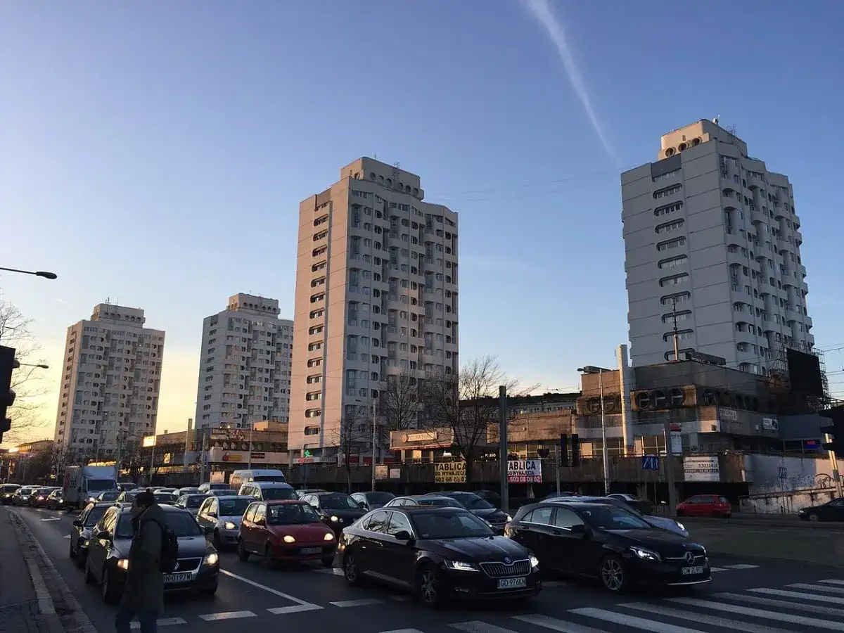 Bloki z lat 90. i korki uliczne. Czy to wyjaśnia, dlaczego mieszkańcy bloków z lat 90. mają największy problem z parkowaniem?