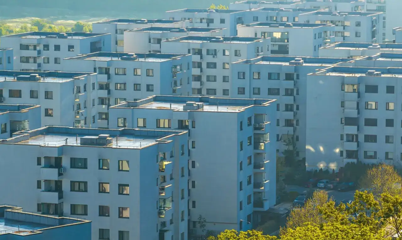 Osiedle bloków mieszkalnych. Kto zyska najwięcej na wprowadzeniu centralnej ewidencji domów i mieszkań w 2026?