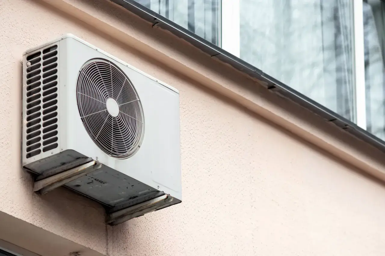 Jednostka klimatyzatora na ścianie bloku. Dlaczego wspólnoty w starych blokach masowo odmawiają zgody na klimatyzację?
