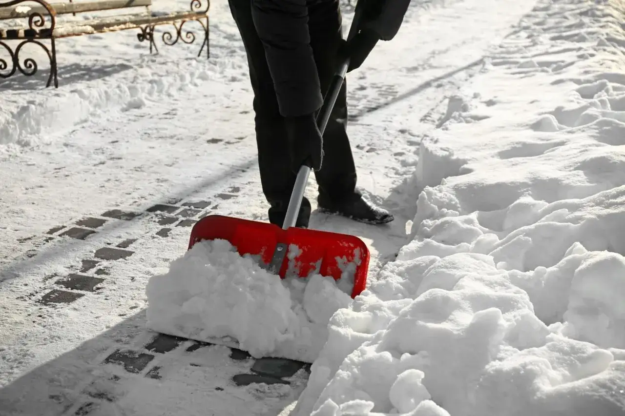 Osoba odśnieża chodnik przed domem. Kto odpowiada za odśnieżanie chodnika przed domem wynajmowanym na cele mieszkalne? Zwykle jest to najemca.