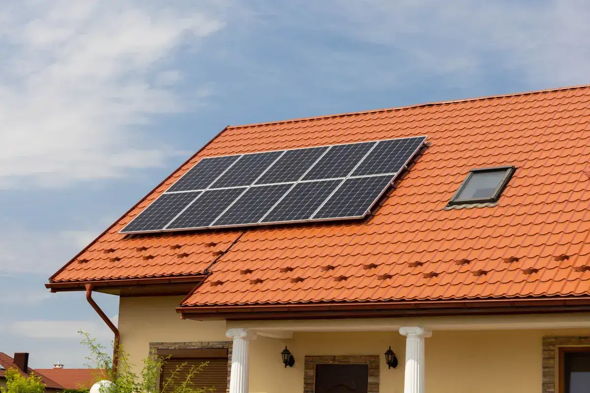Panele fotowoltaiczne na dachu domu. Od września 2026 każdy nowy budynek musi posiadać instalację fotowoltaiczną, by czerpać energię ze słońca.