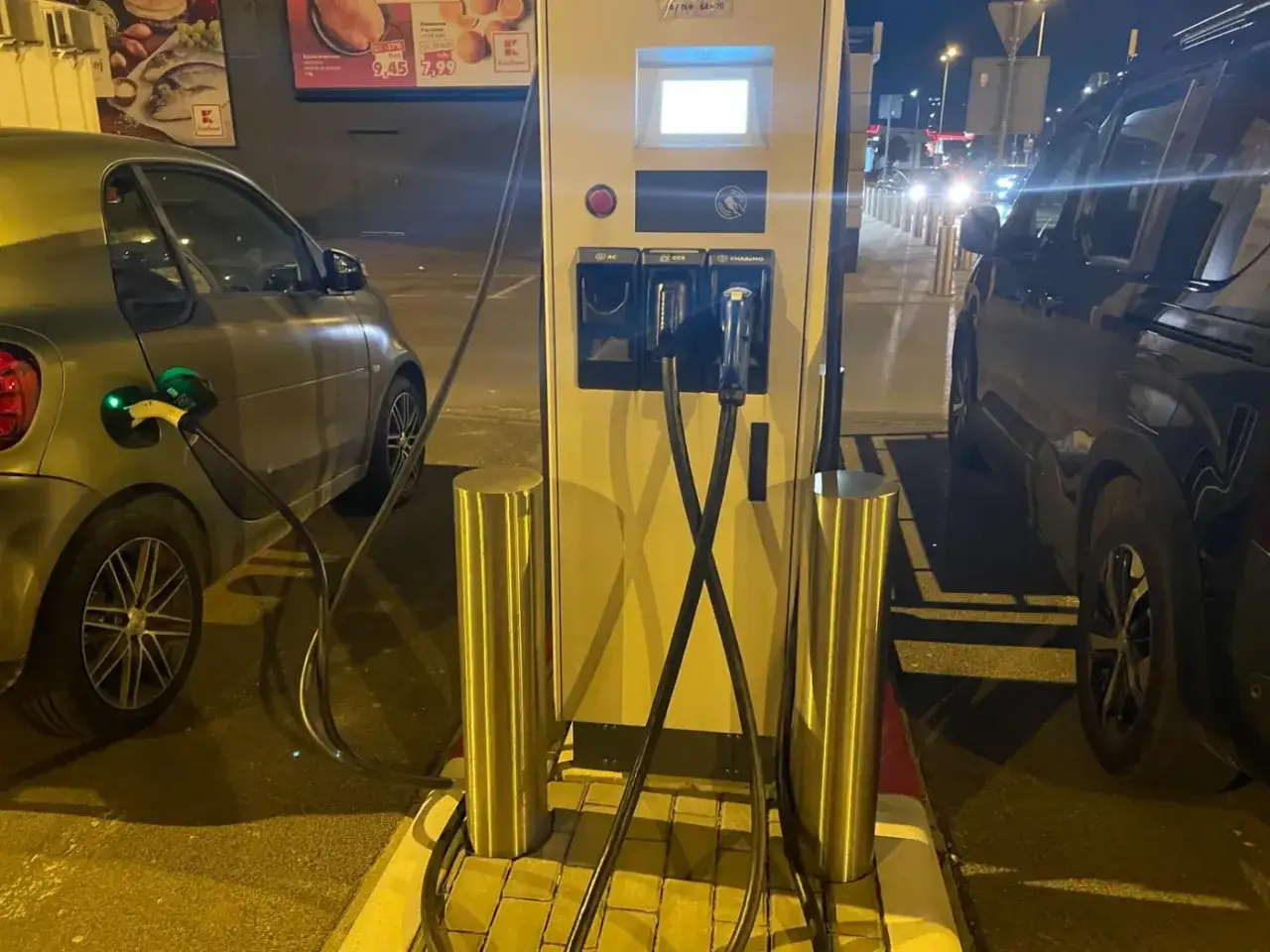 Dwie ładowarki samochodów elektrycznych, jedna podłączona do małego, srebrnego auta, druga gotowa do użycia. Czy od 2026 roku każda działka będzie musiała mieć przyłącze do ładowania aut elektrycznych?