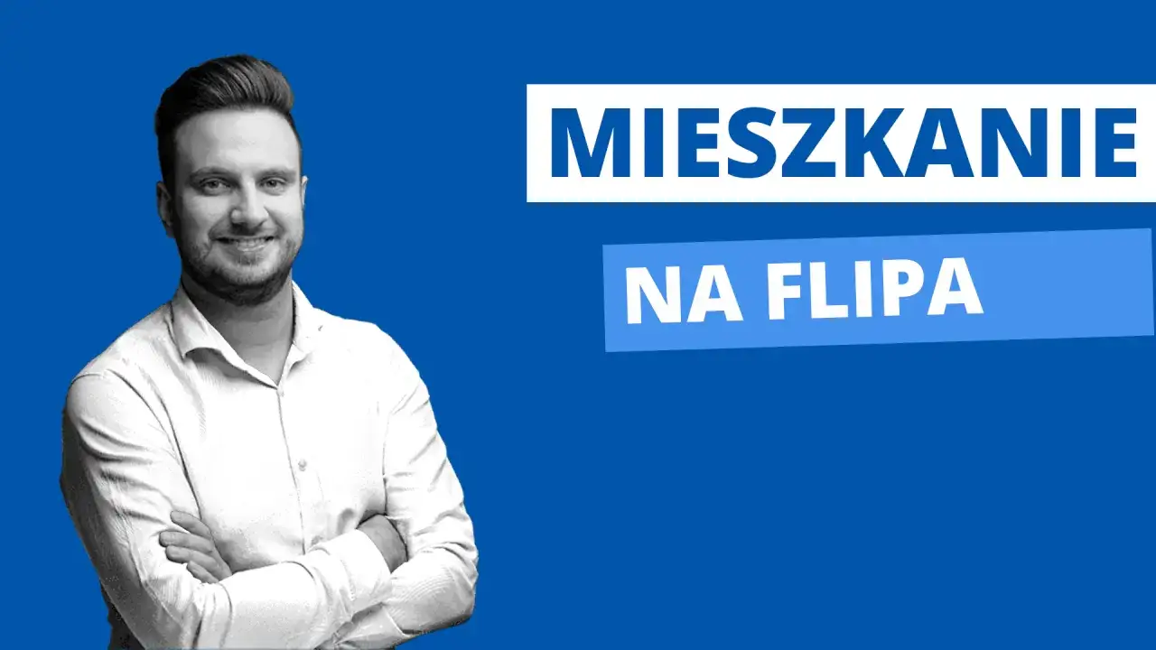 Uśmiechnięty mężczyzna z rękami skrzyżowanymi na piersi. Napis