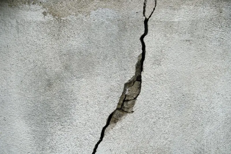 Pęknięcie na betonowej ścianie, które może wskazywać na ukryte przyczyny pękania ścian w blokach oddanych do użytku po 2024 roku.