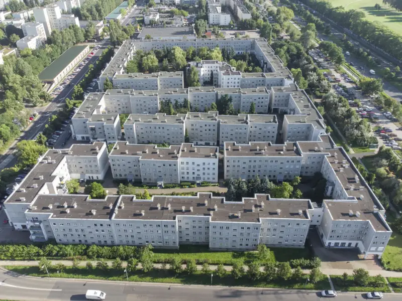 Osiedle z wielkiej płyty, przypominające labirynt, mogło być świadkiem największych skandali z wydawaniem bezterminowych WZ w ostatniej chwili przed reformą.