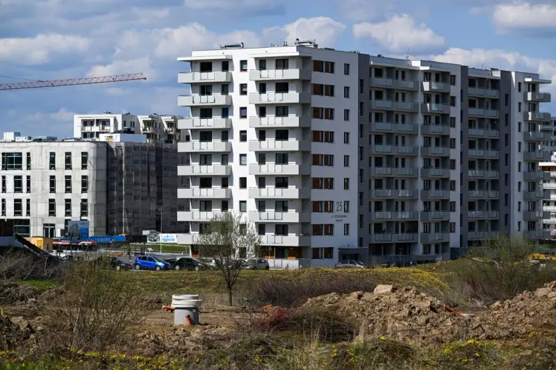 Nowe bloki mieszkalne. Kto musi wywiesić tabliczkę z danymi kontaktowymi przy wejściu do apartamentu na doby? Właściciel lub zarządca nieruchomości.